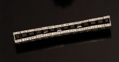 null 
Barrette brooch in platinum over 800°/°° and 18K gold (750°/°°) set with calibrated...