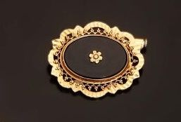 null Brooch in 18K yellow gold (750 °/°°) with onyx plates and flower decoration...