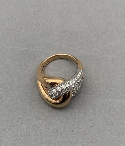 null Double link ring in 18K (750 °/°°) gold partially set with a pavement of diamonds...