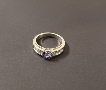 null Ring in 18K white gold (750 °/°°) set with a round tanzanite and baguette diamonds.

Gross...