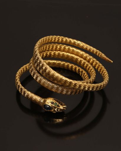  Bracelet serpent en tressage d'or jaune 18K (750 °/°°) formant trois tours, la tête...