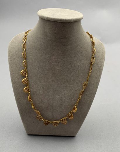 null Necklace in 18K yellow gold (750 °/°°). Decoration in fall of filigree scrolls....