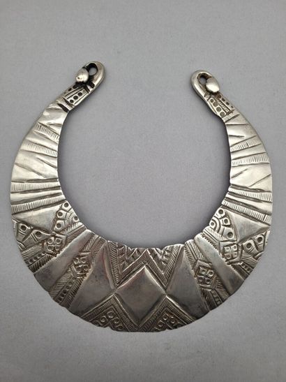 null 
Necklace torque in silver alloy 800°/°°, with geometrical patterns. 

Pakistan,...