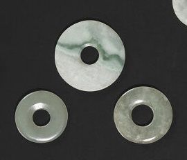 null Lot of 35 jade and nephrite Bi discs, white celadon with green veins. 

China,...