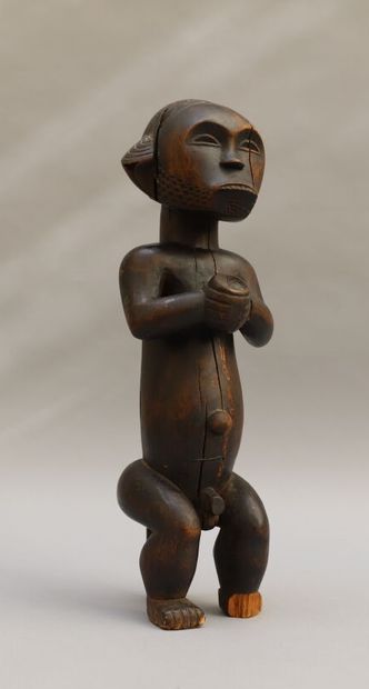 null Seated male statue in wood with brown patina. Accidents on the left foot, cracks...