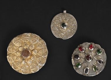 null 
Lot including : 

- Two silver alloy buttons 800°/°° encrusted with carnelian...