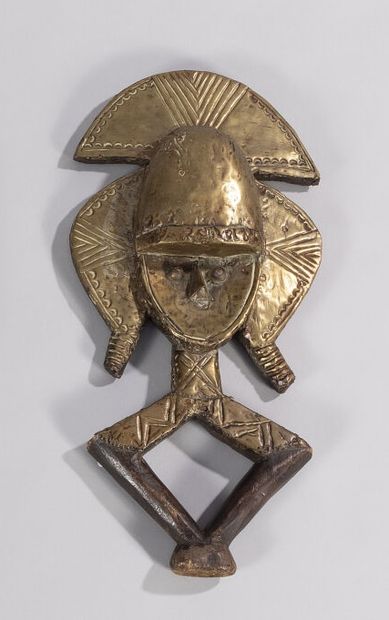 null Reliquary figure in wood and brass plates. 

Kota, Gabon. 

Height : 43 cm