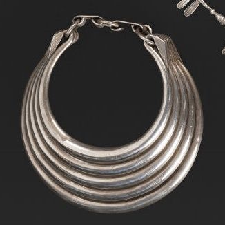 null 
Necklace composed of five tubular elements superimposed in silver alloy 800°/°°.

Hmong,...