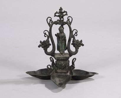null Oil lamp with petal base in shaded brown-green patinated copper alloy. The socket...