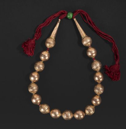 null 
Necklace of round pearls in gold 375°/°° (9K) hollow. Incised decoration.

Yemen...