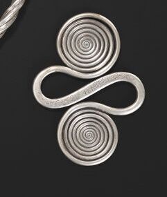 null 
Counterweight in silver alloy 800°/°°. The metal is wound to form two spirals...