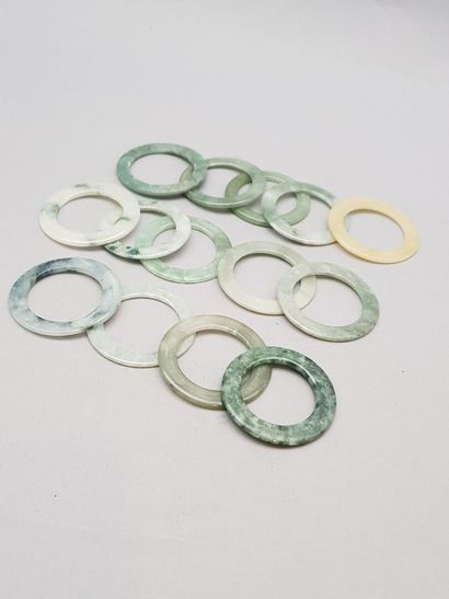 null Lot of 14 green veined celadon jade Bi discs. 

China, early 20th century. 

Diameter:...