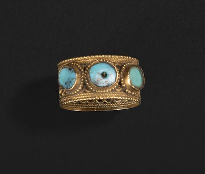 null 
Gold ring 750°/°° (18K) filigree, decorated with three cabochons of turquoise....