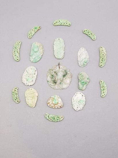 null Set of 17 pieces in jade, nephrite or carved hard stone including :

- 1 pendant...