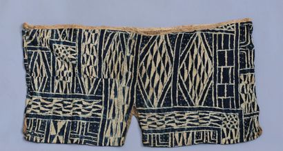 null Garment of bust N'dop. Ancient piece with geometric decorations. 

Bamoum, Cameroon

Accidents...