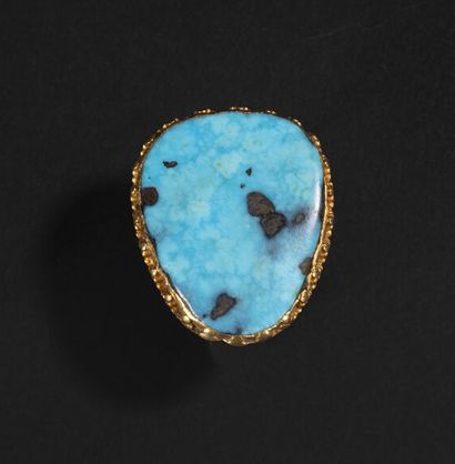 null 
Ring in gold 750°/°° (18K) and oval cabochon of turquoise and floral design...