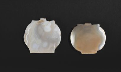 null Two agate pendants, Ban Chiang style.

Thailand

Dimensions: 4,4x4,9 cm and...