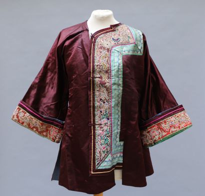 null Short dress in burgundy red dyed satin. Embroidered decoration of floral motifs...