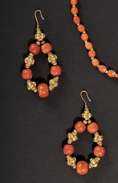 null 
Pair of earrings made of coral beads and 18K gold beads in the shape of a pumpkin....