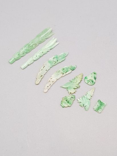 null Set of 9 pieces in jade and nephrite celadon green veined including :

- Two...