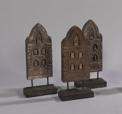 null Lot of three architectural elements in carved wood. Decoration of five Buddha...
