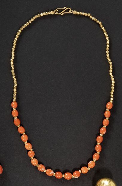 null 
Necklace made of coral beads and faceted gold 585°/°° (14K). 

Probably Rajasthan,...
