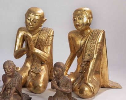 null Lot of three sculptures in lacquered and gilded wood inlaid with colored glass...