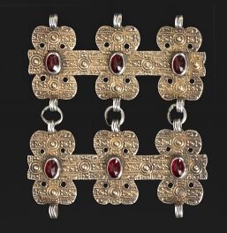 null 
Lot including : 

- Two silver alloy buttons 800°/°° encrusted with carnelian...