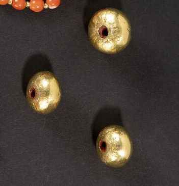 null 
Lot of 3 pearls in gold 750°/°° (18K).

India ? 

Weight : 53 g
