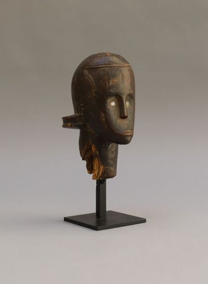 null Reliquary box keeper's head in wood with brown patina, glass eyes. Erosions...
