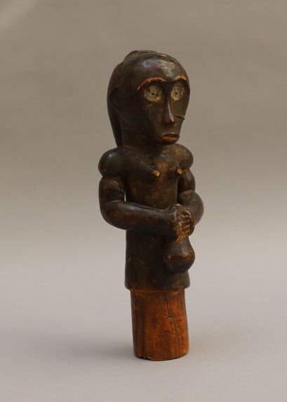null Bust of a reliquary box keeper in wood with dark patina, holding a gourd (calabash)....