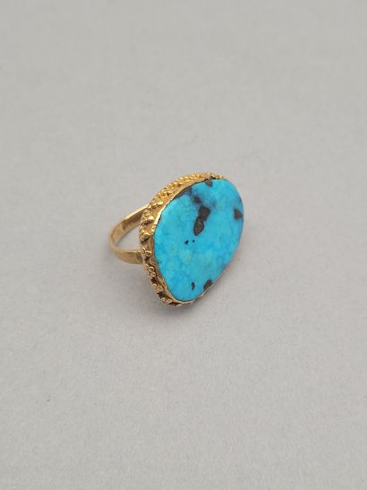 null 
Ring in gold 750°/°° (18K) and oval cabochon of turquoise and floral design...
