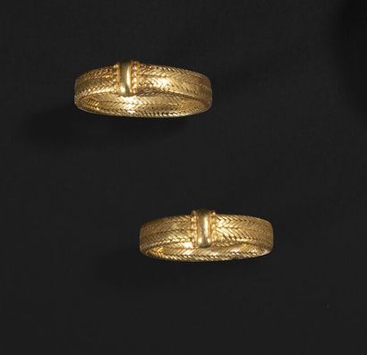 null 
Two gold rings 750°/°° (18K) with intricate snake-like mesh. 

India, Rajasthan

Weight...