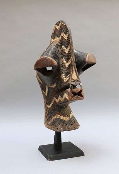 null Beautiful Kifwebe mask in polychrome wood with geometric engravings. Peak crest,...