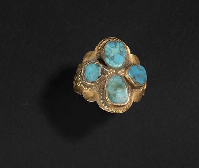 null 
Gold ring 750°/°° (18K) set with four turquoises forming a flower with four...