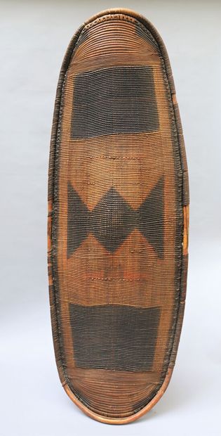 null Large shield in woven basketry and wooden handle. Beautiful geometric decoration...