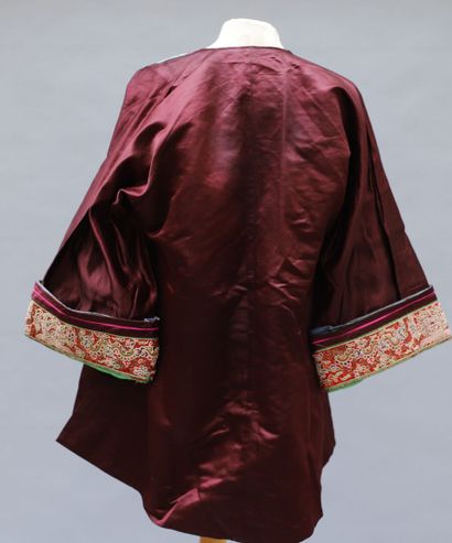 null Short dress in burgundy red dyed satin. Embroidered decoration of floral motifs...