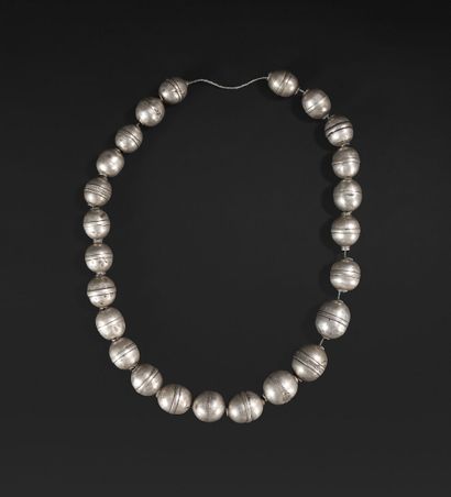 null 
Necklace composed of hollow balls in silver alloy 800°/°°°, filigree decoration...