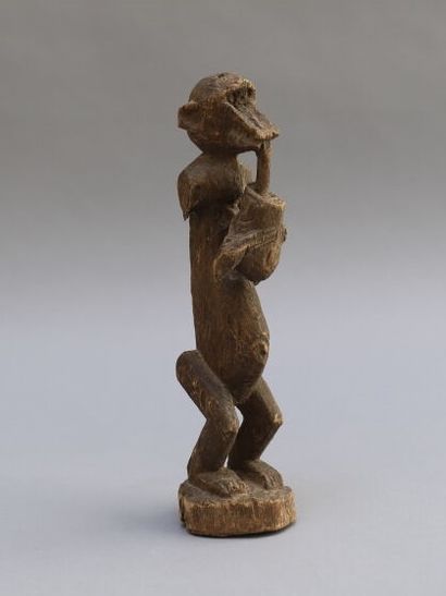 null Statue of a Gbekre monkey in wood with grey patina. Accident to the right arm....