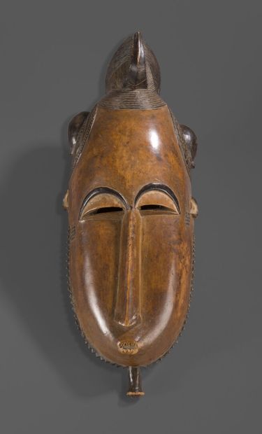 null Mask in patinated wood finely carved.

Ivory Coast

Height : 40,5 cm. Width...