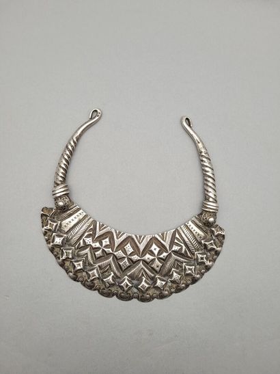 null 
Necklace torque in silver alloy 800°/°° with geometrical patterns. 

Pakistan,...