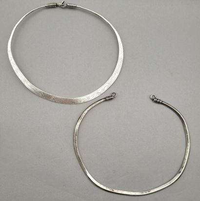 null Lot comprenant: 

- Deux colliers torques en alliage d'argent 800°/°° dont un...