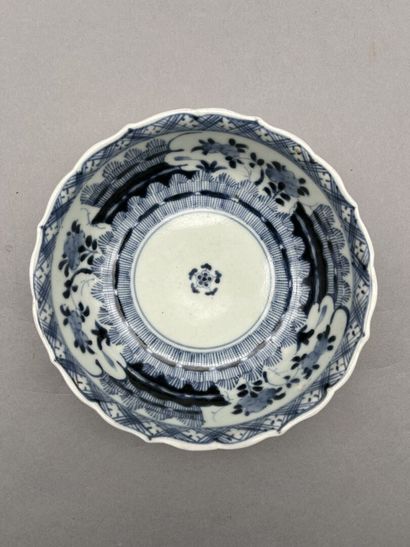 null Lot including:

A porcelain bowl of poly-lobed form. Blue and white decoration...