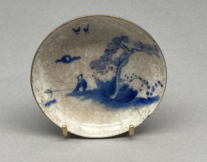null Lot including:

- A blue and white porcelain dish known as "Hue blue" with metal...