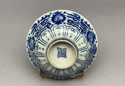 null Lot including: 

- A blue and white porcelain bowl on heel called "Hue blue"...