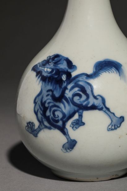 null Bottle aspersorium in blue and white porcelain said "blue of Hué" with decoration...