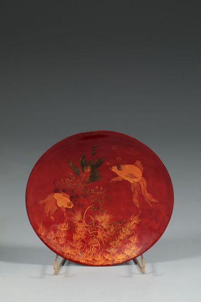 null Nguyen Duy.

About 1950. 

The golden fish.

Dish in polychrome lacquer, signed...