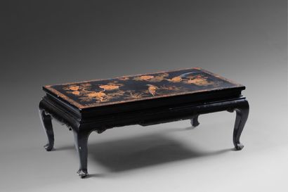 null Lê Van Dinh (XXe siècle).

Table basse en bois laqué à décor polychrome sur...