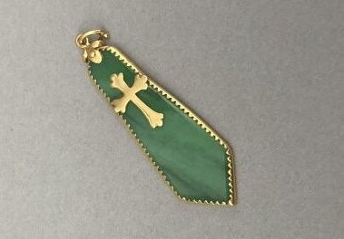 
Pendant in 18K gold (750°/°°) and jade decorated...