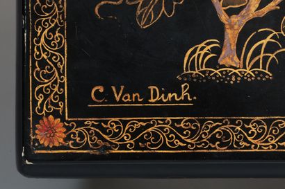 null Lê Van Dinh (XXe siècle).

Table basse en bois laqué à décor polychrome sur...